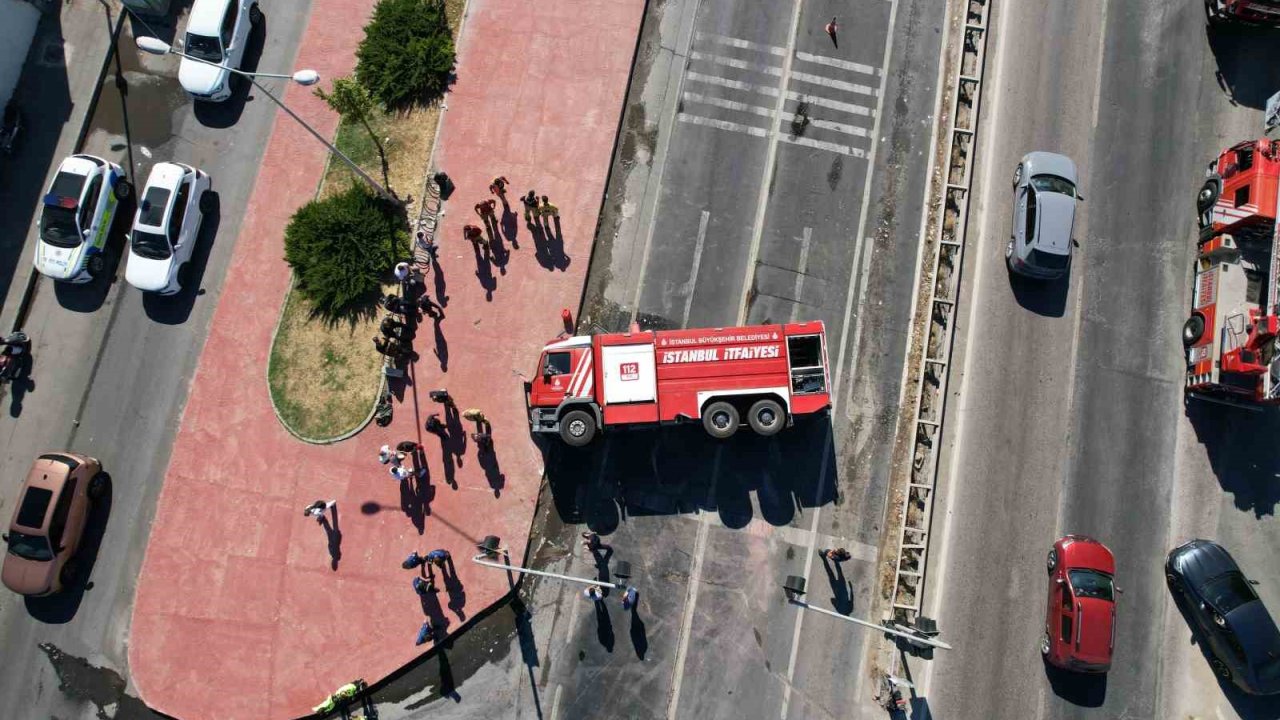 Büyükçekmece’de yangına giden itfaiye aracı devrildi: 2 yaralı