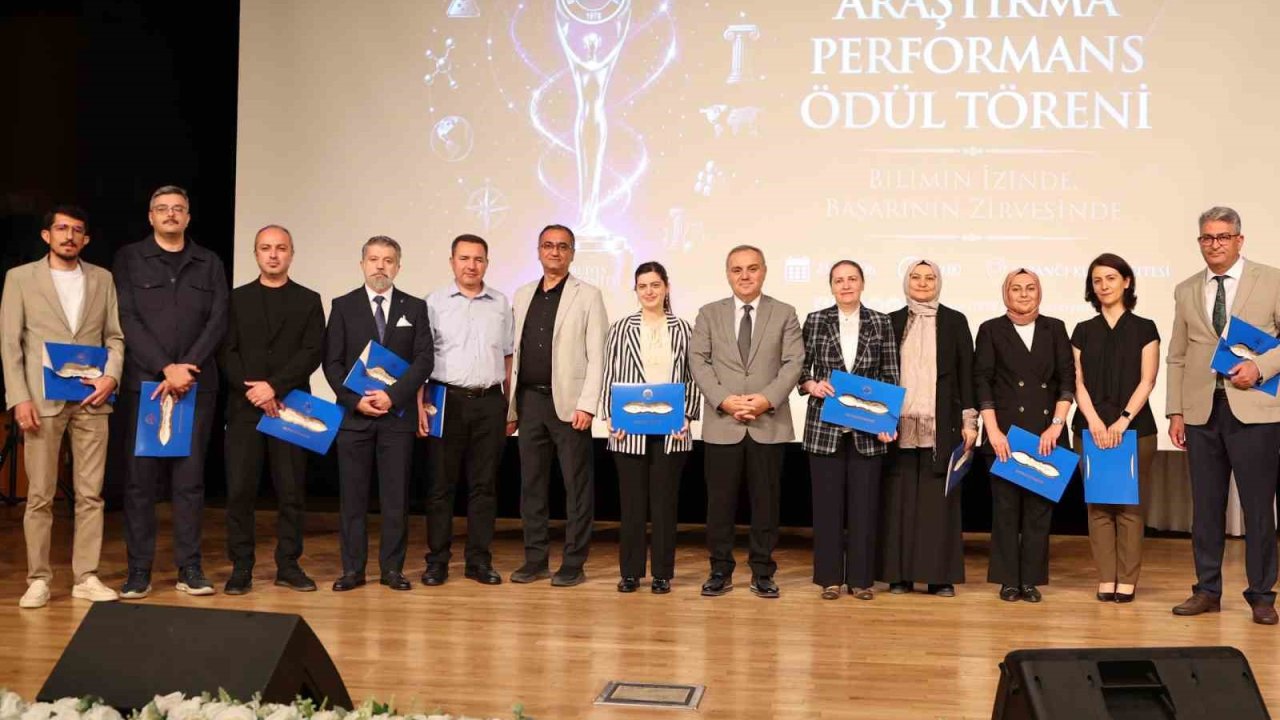 ERÜ’de ’2025 Yılı Araştırma Performans Ödül Töreni’ düzenlendi