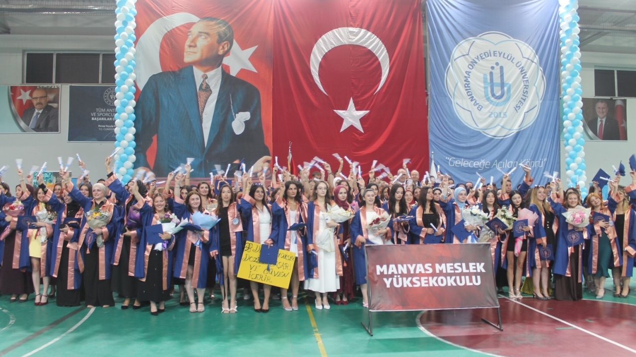 Manyas MYO’da mezuniyet coşkusu