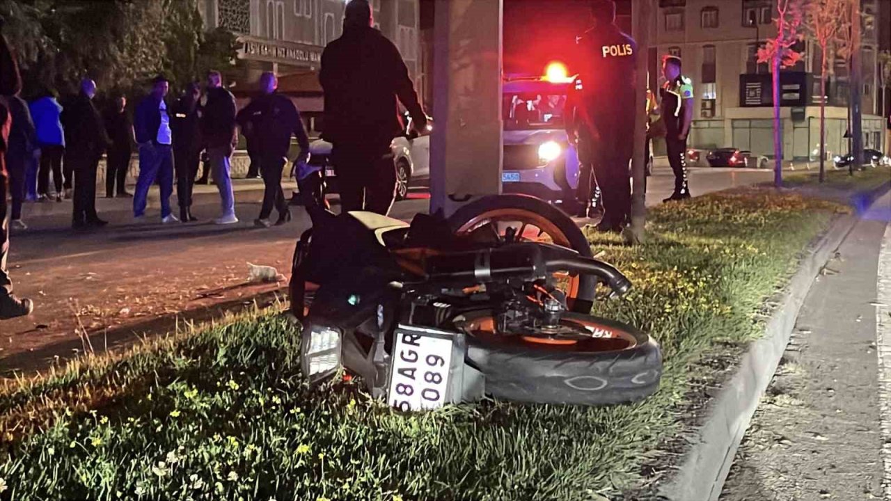 Sivas’ta aydınlatma direğine çarpan motosikletteki 2 kişi yola savruldu: 2 ağır yaralı