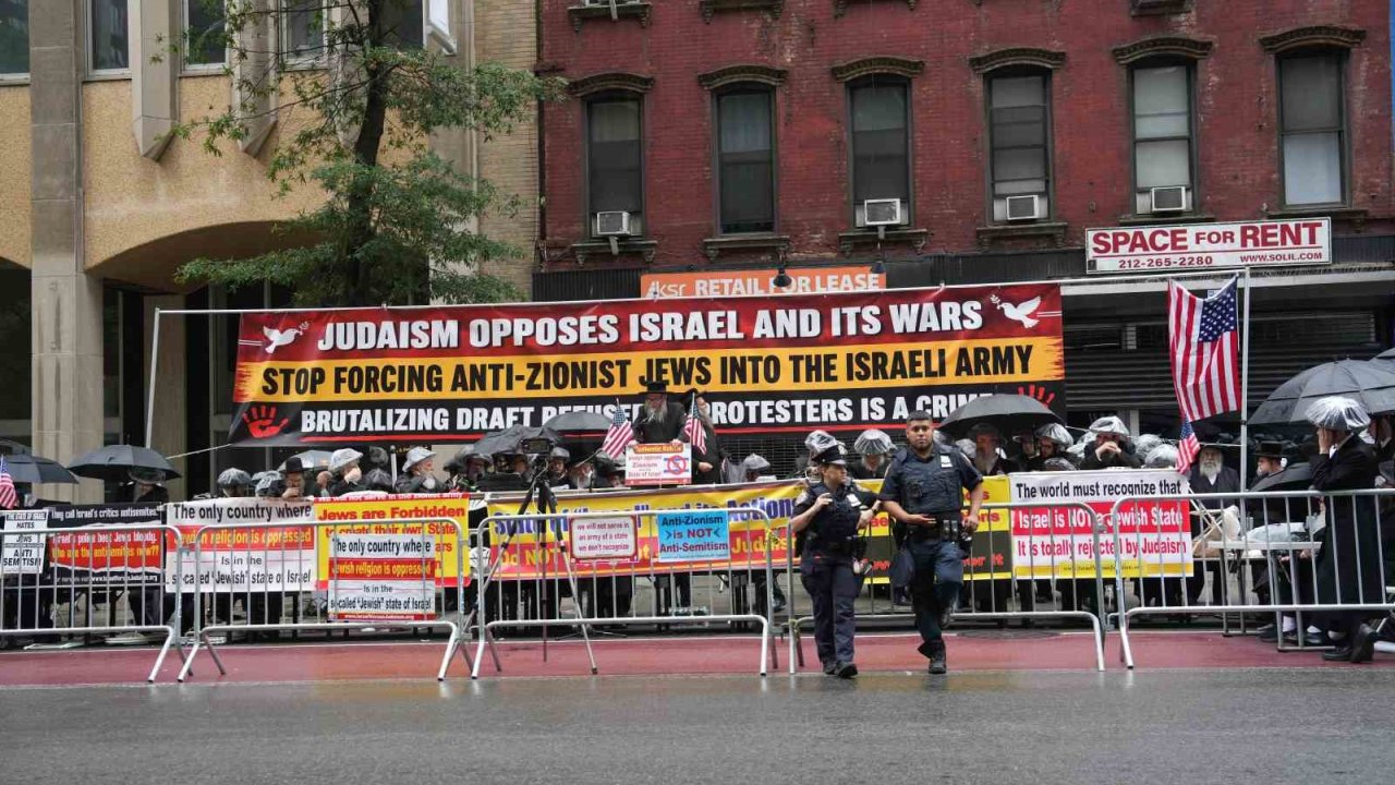 Ortodoks Yahudiler, New York’ta İsrail Devleti’ni ve zorunlu askerlik uygulamasını protesto etti