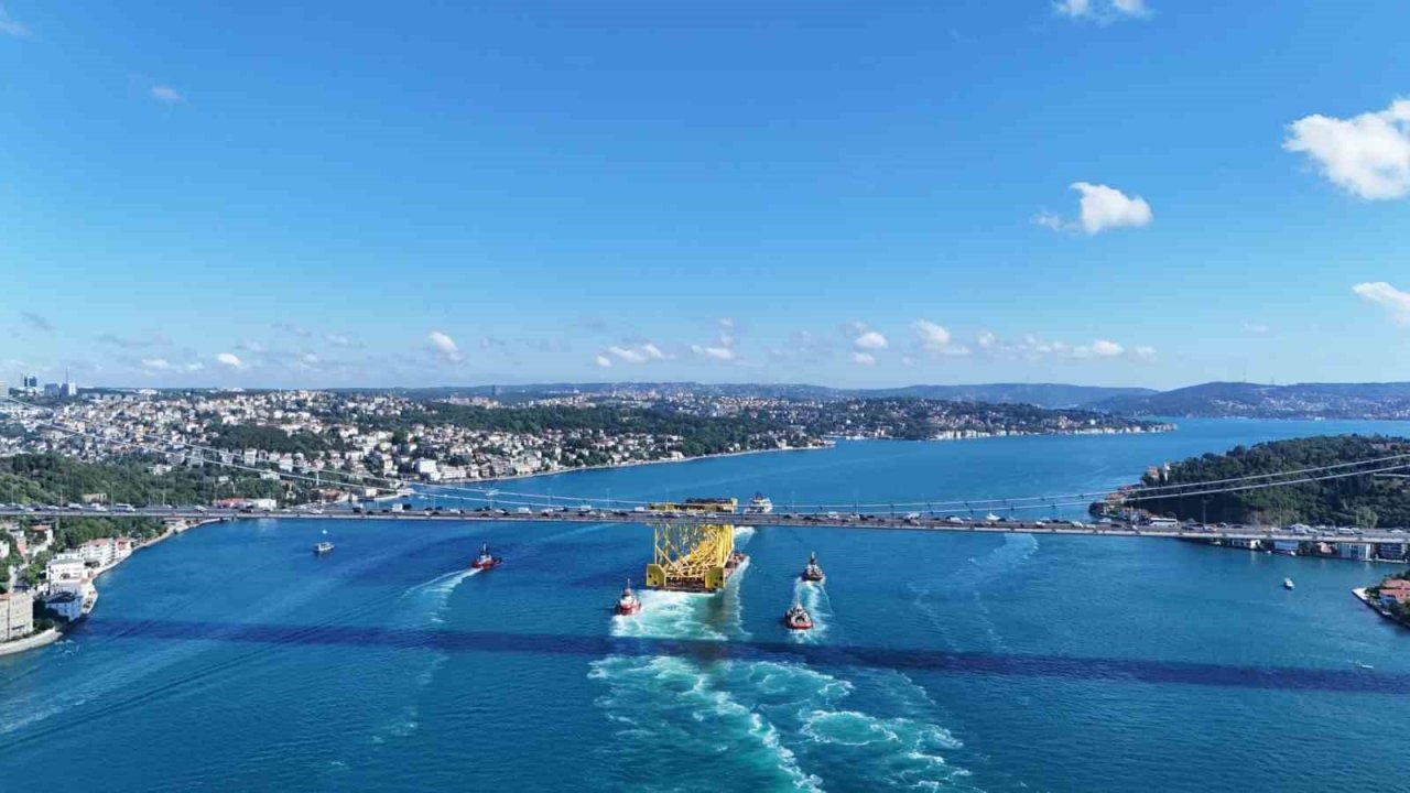 350 metrelik sondaj platformu iskelesi dron ile görüntülendi