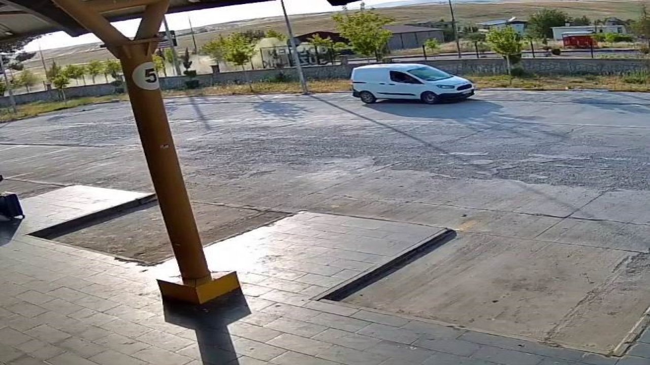 Diyarbakır’da 3 kişinin yaralandığı trafik kazası güvenlik kameralarına yansıdı
