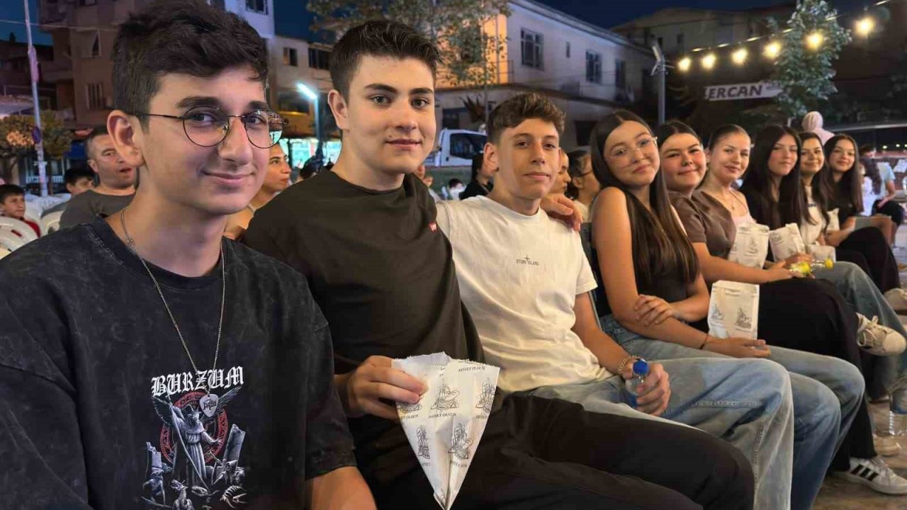 Başkan Çerçioğlu Yenipazarlıları açık hava sineması ile buluşturdu