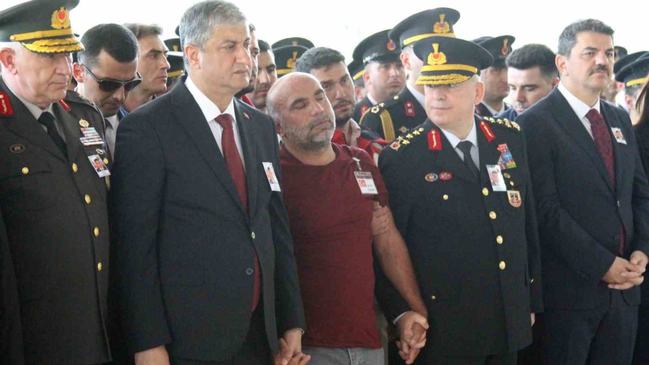 Şehit babası yürekleri dağladı, oğlunun tabutuna koşup öptü