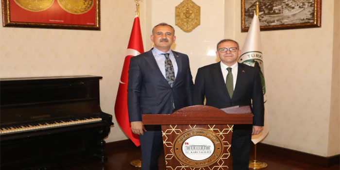 Ağrı Valisi Dr. Önder Bozkurt, Kars Valisi Ziya Polat'ı makamında ziyaret etti.