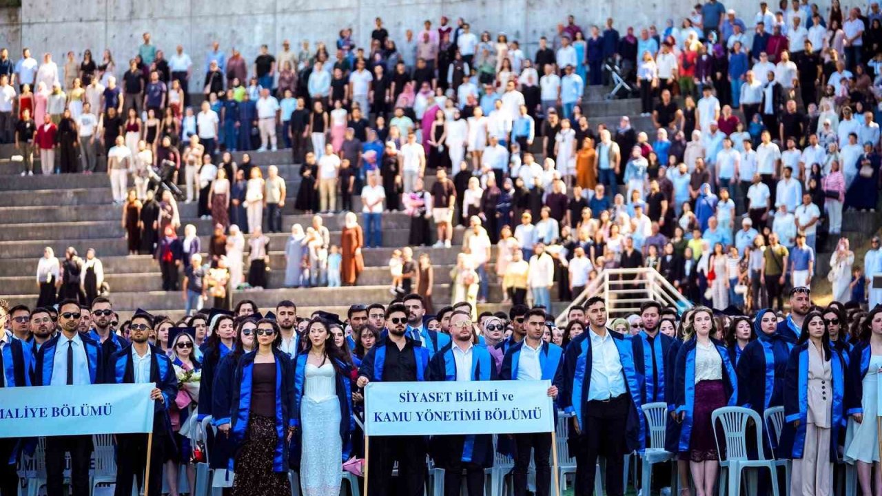 Stadyumu dolduran aileler, çocuklarının mezuniyet heyecanına ortak oldu