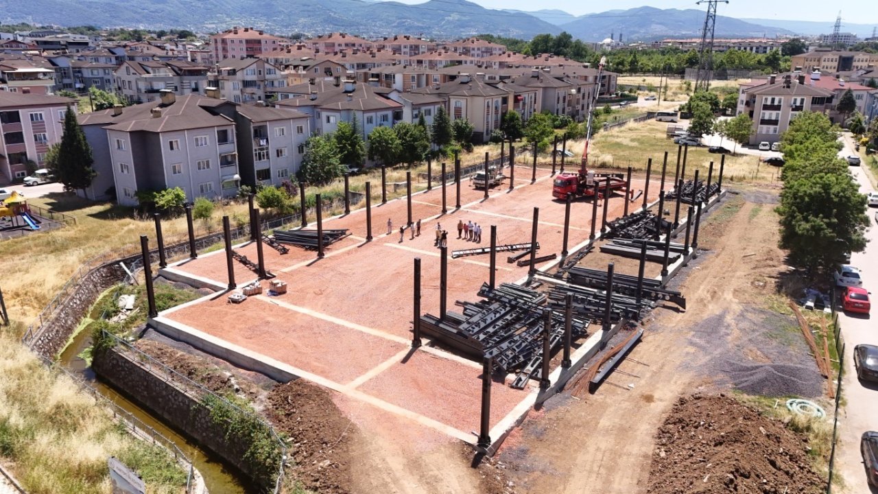 Kartepe’de inşa edilen kent çarşısı afetlerde toplanma alanı olacak