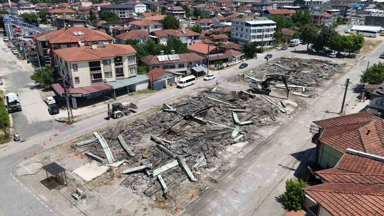 Düzce’de riskli yapılar temizliyor