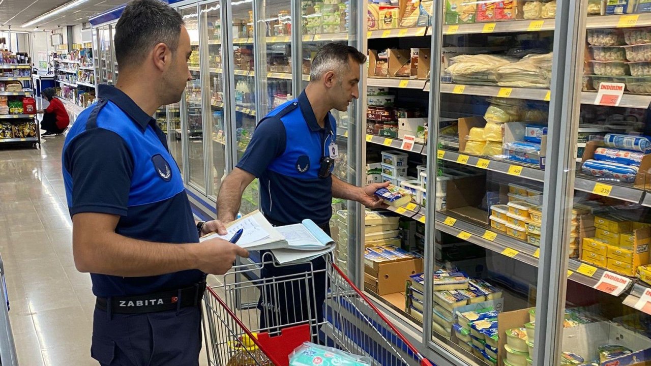 Tosya’da zabıta ekipleri maketleri denetledi