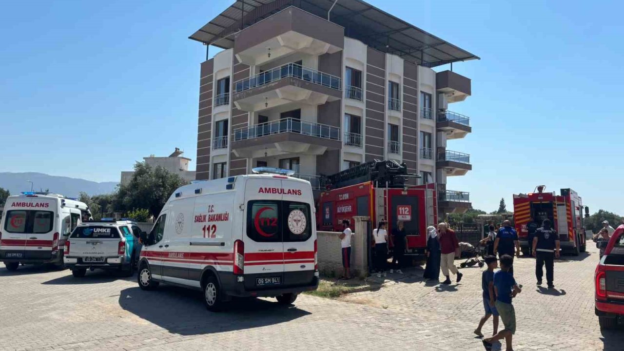 Çatıdaki kartonlar alev aldı, 4 kişi dumandan etkilendi