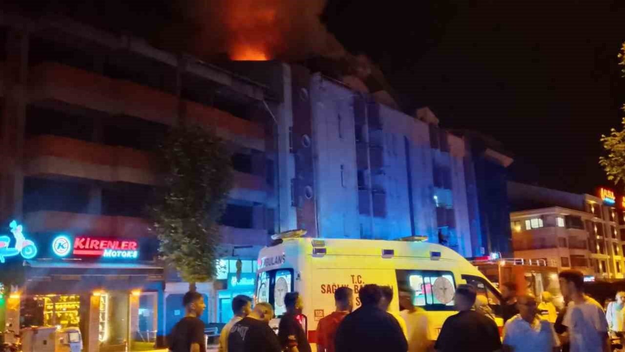 Çaycuma’da 4 katlı binanın çatısında yangın