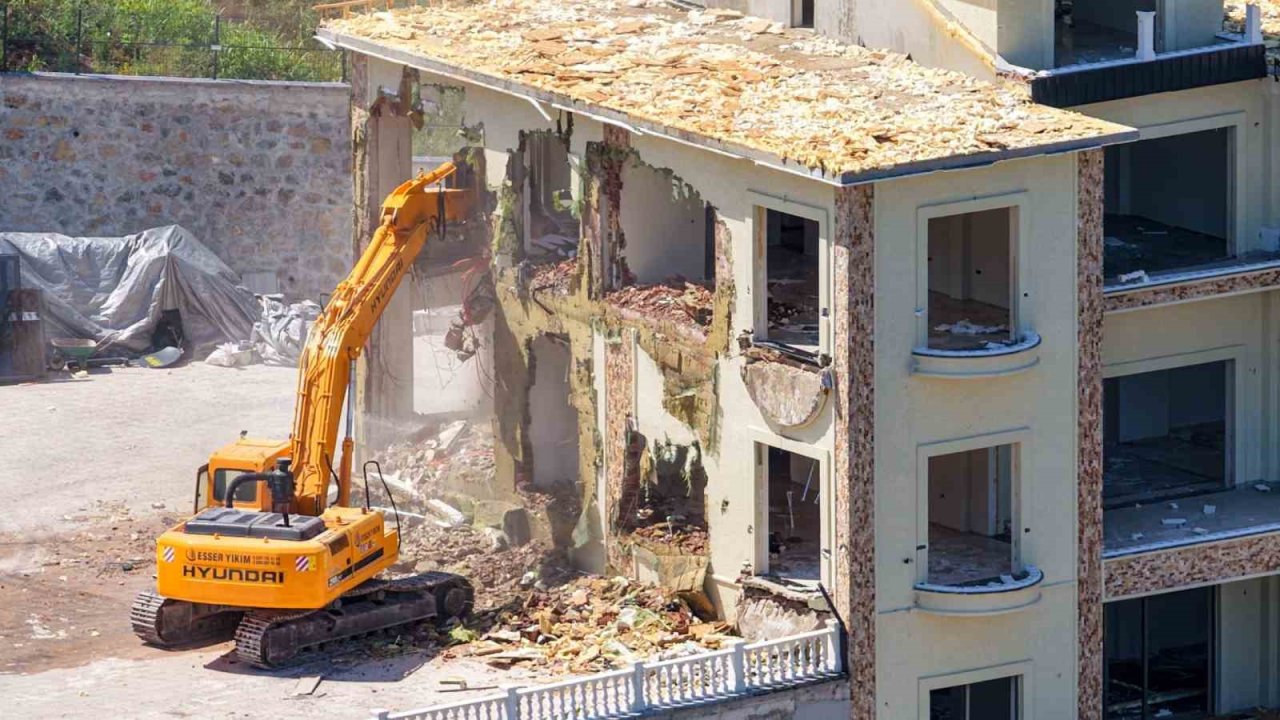 Başiskele’de ormanlık alana inşa edilen 3 katlı kaçak yapı yıkıldı