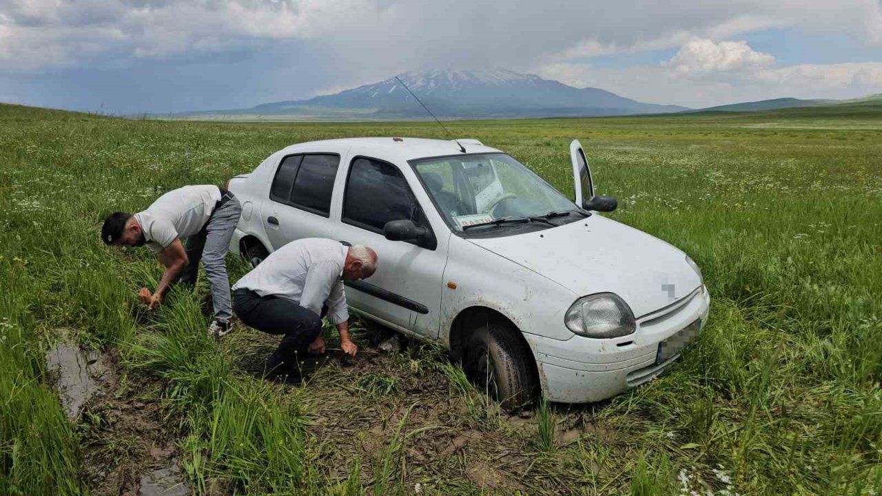 Çamura saplanan aracı kurtarma çalışması