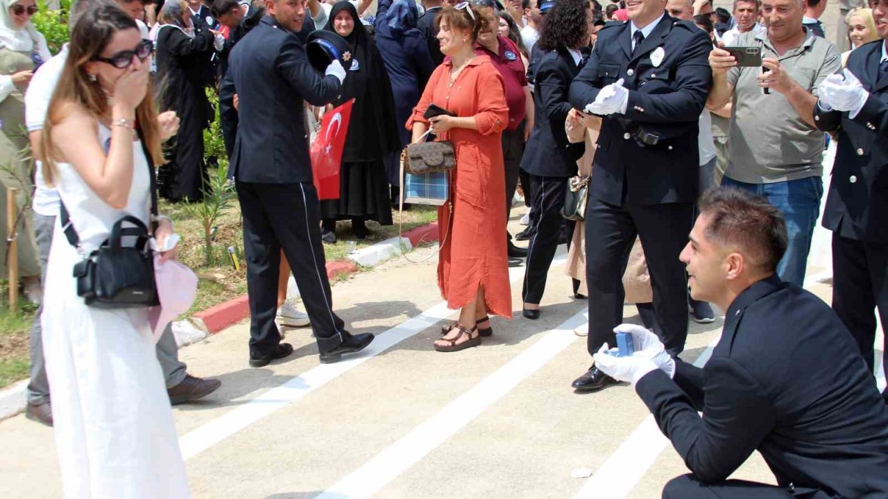 Polis yemin töreninin ardından sürpriz evlilik teklifi