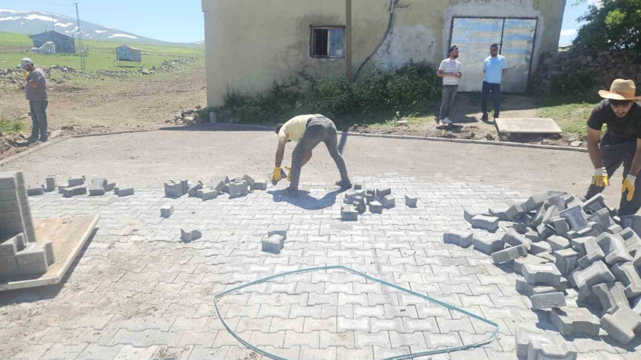 Kars’ta köylerde kilit parke taşı yol çalışmaları başladı