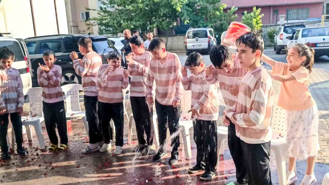 Eğitimlerini tamamlayan hafızlar gül yaprakları ve suyuyla ıslatıldı