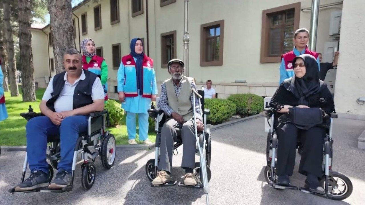 Erzincan’da ihtiyaç sahibi vatandaşlara akülü engelli aracı desteği