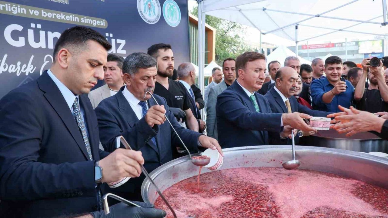 Erzincan’da vatandaşlara aşure ikram edildi