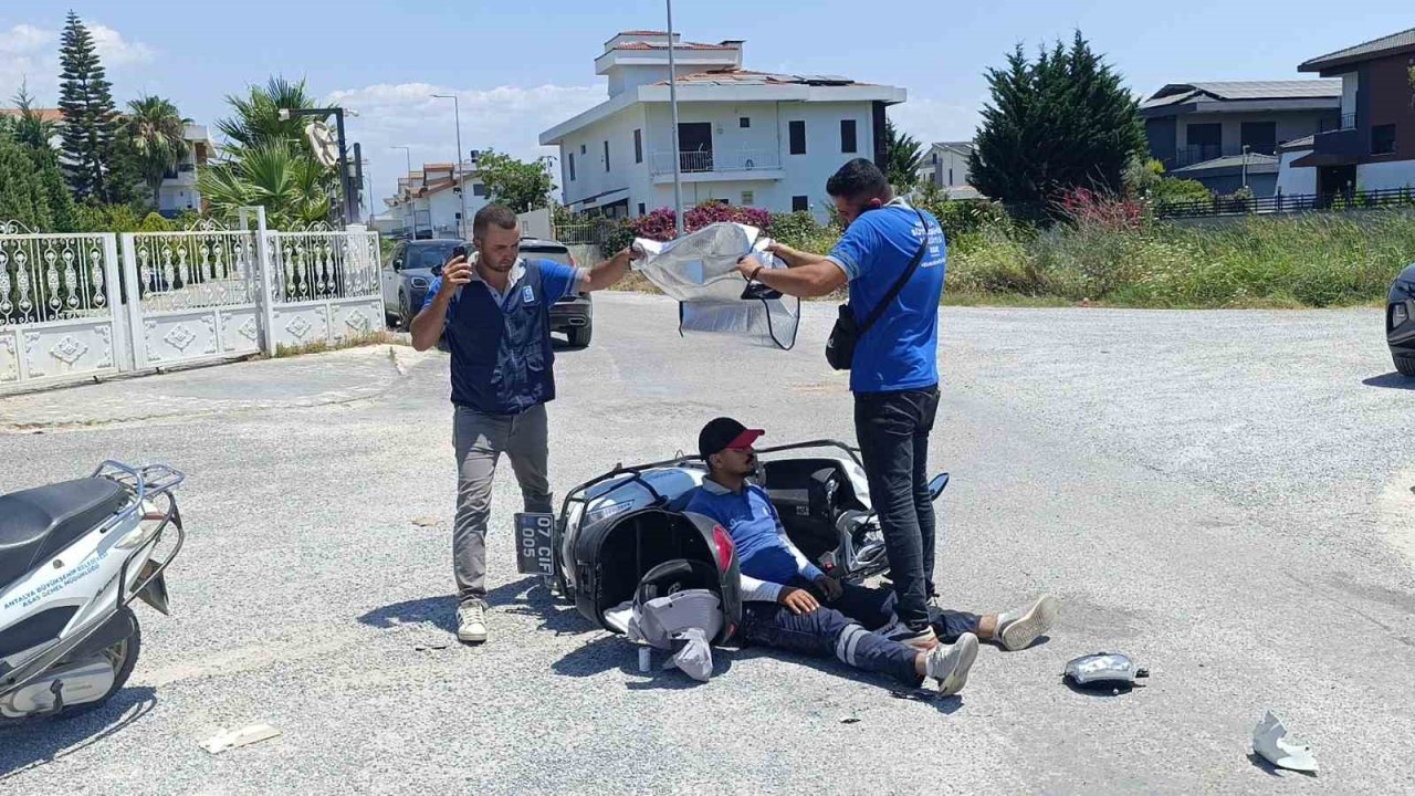 Kaza yapan mesai arkadaşlarını güneşten korumaya çalıştılar