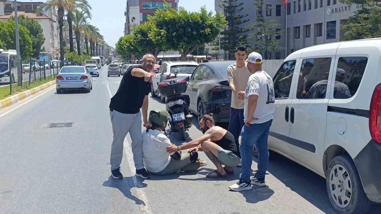 Elektrikli otomobille çarpışan motosikletli yaralandı