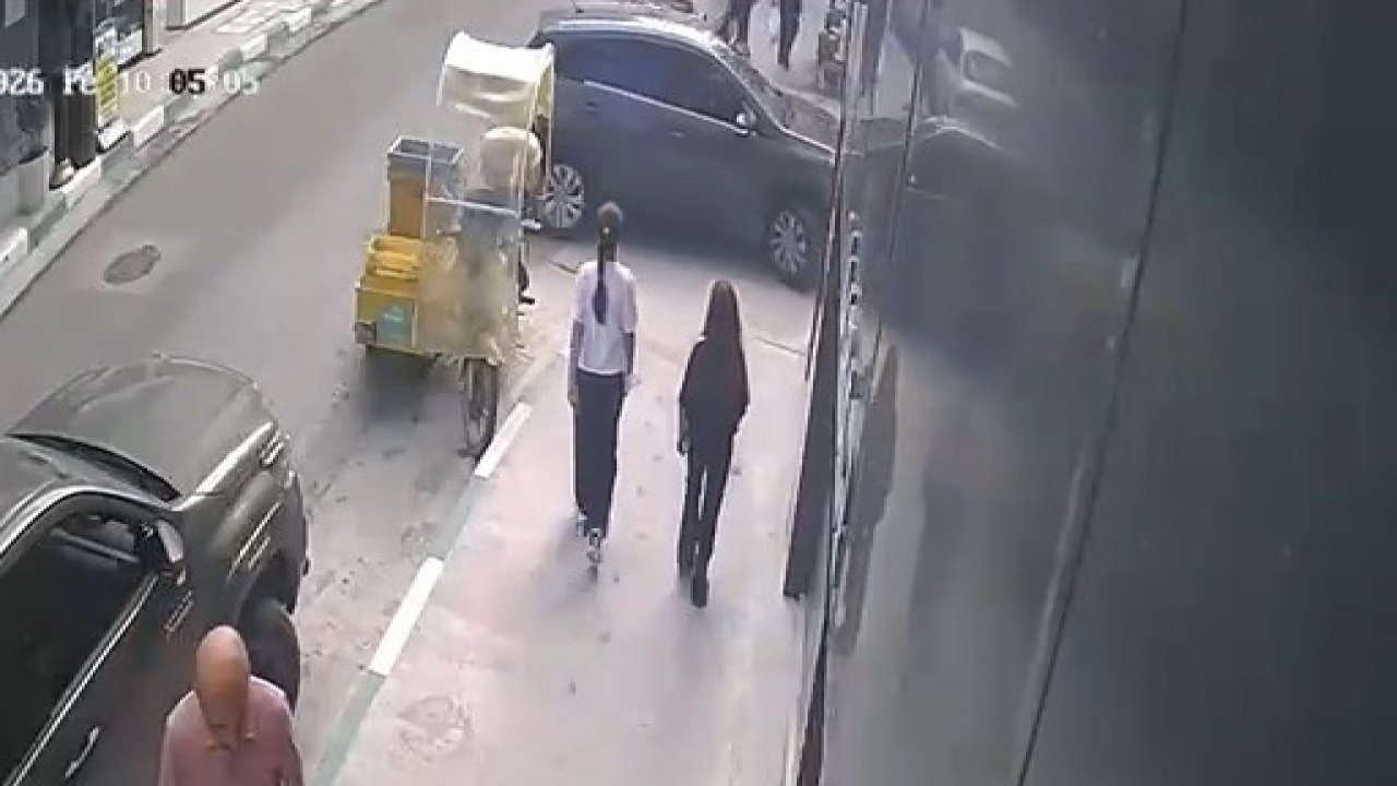 Kontrolden çıkan otomobil duvara çarparak durdu