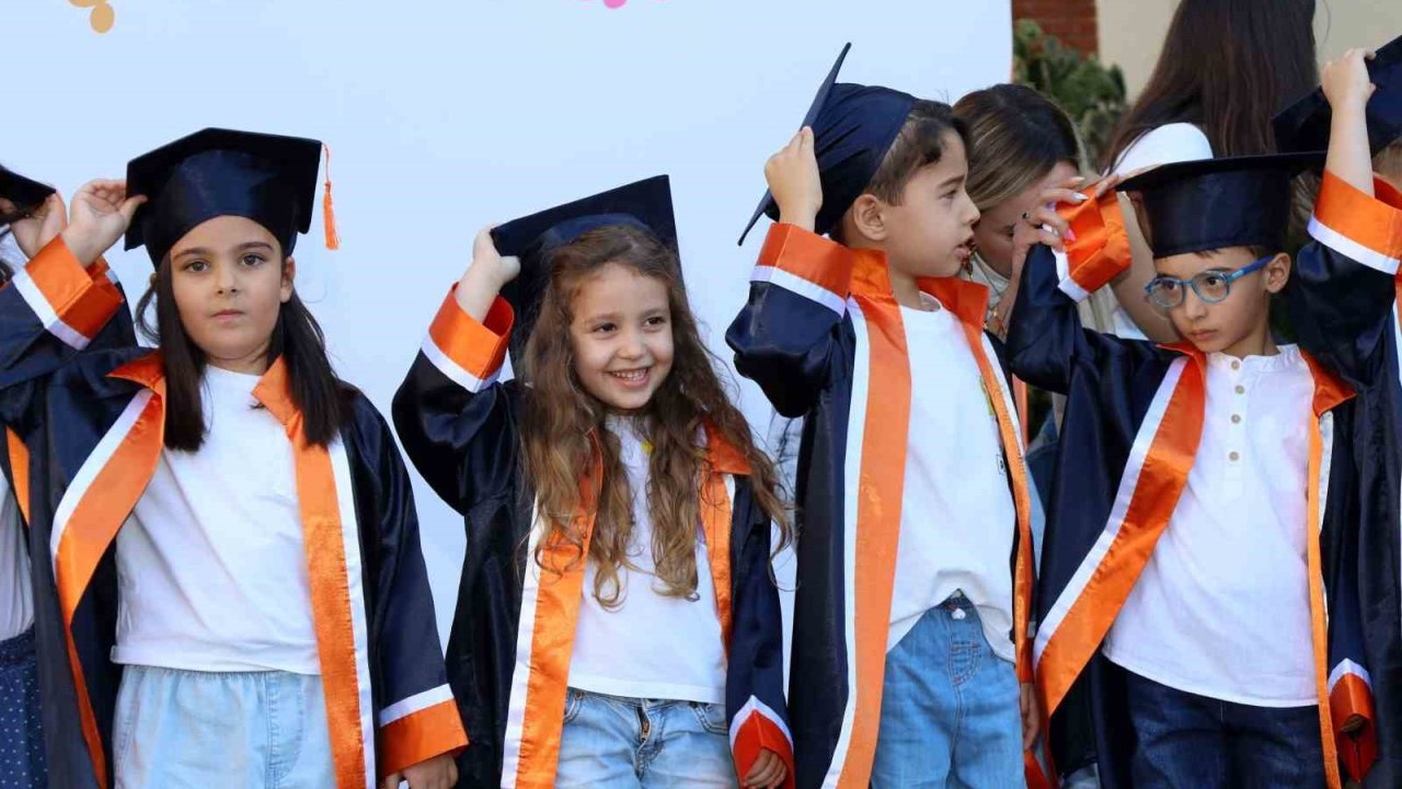 Beyaz Köşk’ün minikleri kep attı