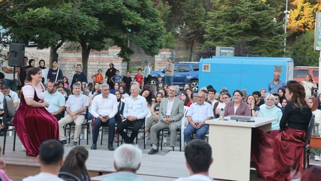 Açık havada tiyatro resitali sunup sertifikalarını aldılar