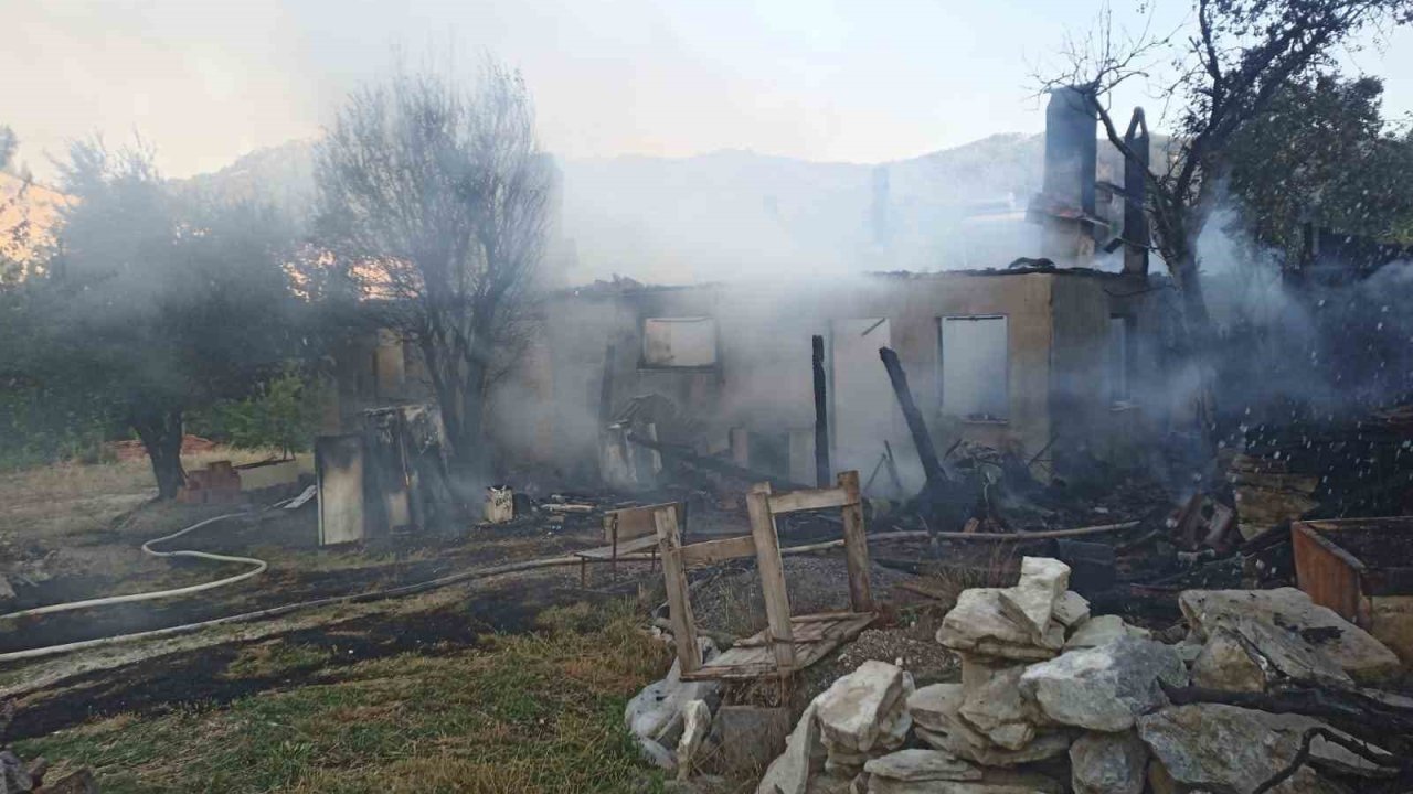 Tek katlı ev yangın sonrası harabeye döndü