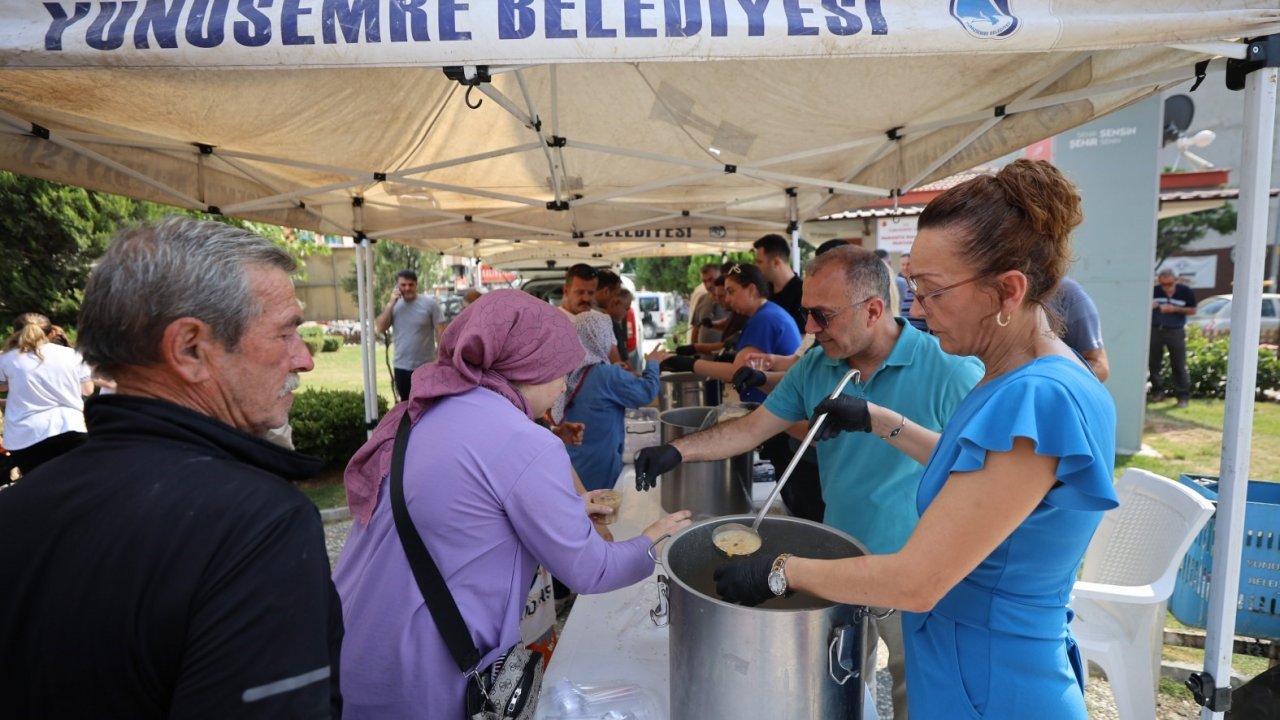 Yunusemre’de aşure bereketi mahalle mahalle yayılıyor