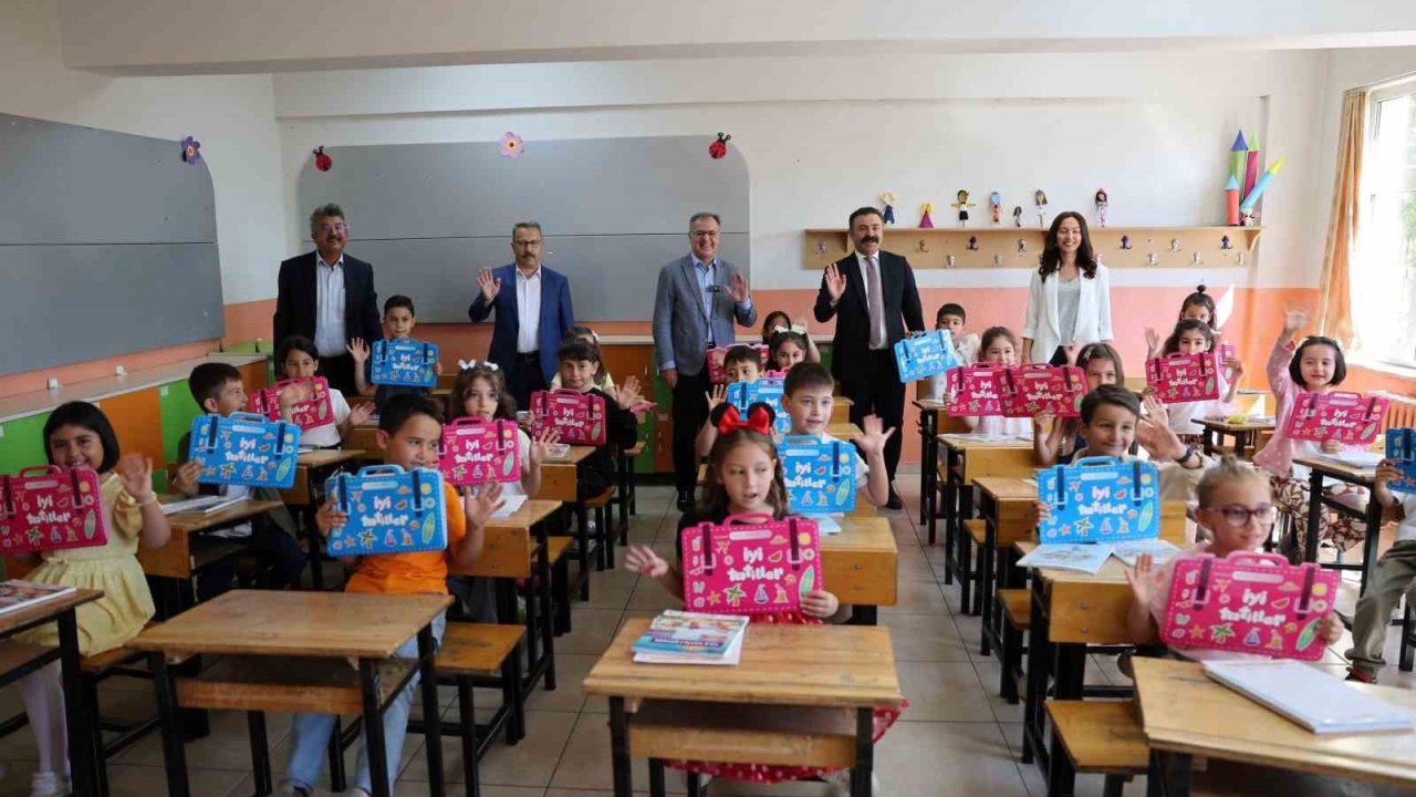 Başkan Özdoğan, Hacılar’da karne coşkusuna ortak oldu