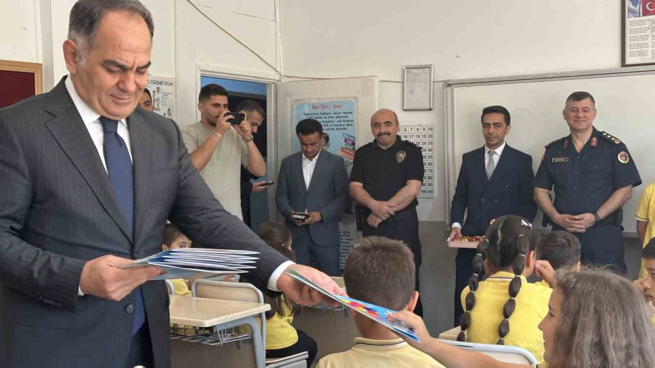 Çankırı’da öğrenciler karnelerini protokol üyelerinden aldı