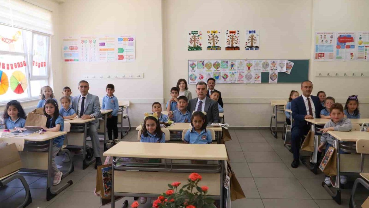 Bayburt’ta 14 bin 537 öğrenci karne heyecanı yaşadı