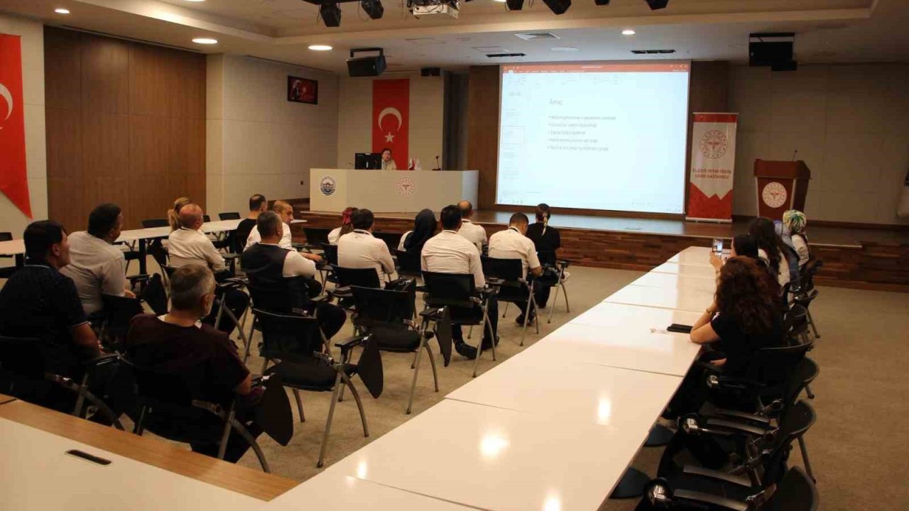 Fethi Sekin Şehir Hastanesi personeline temizlik ve enfeksiyon kontrolü eğitimi
