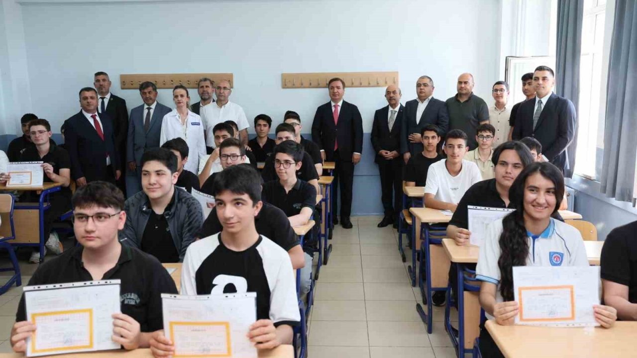Erzincan’da 41 bin 526 öğrenci karne heyecanı yaşadı