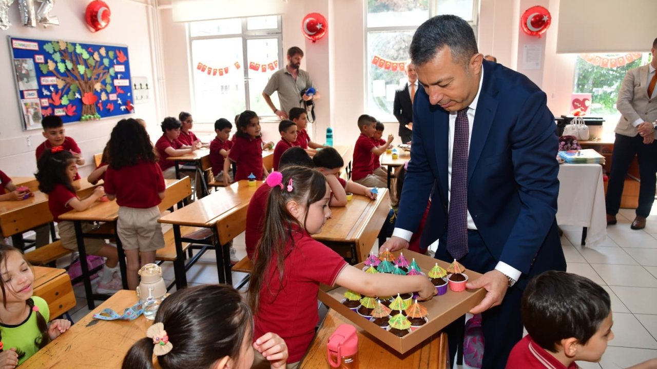 Önce karne sonra kek dağıttı
