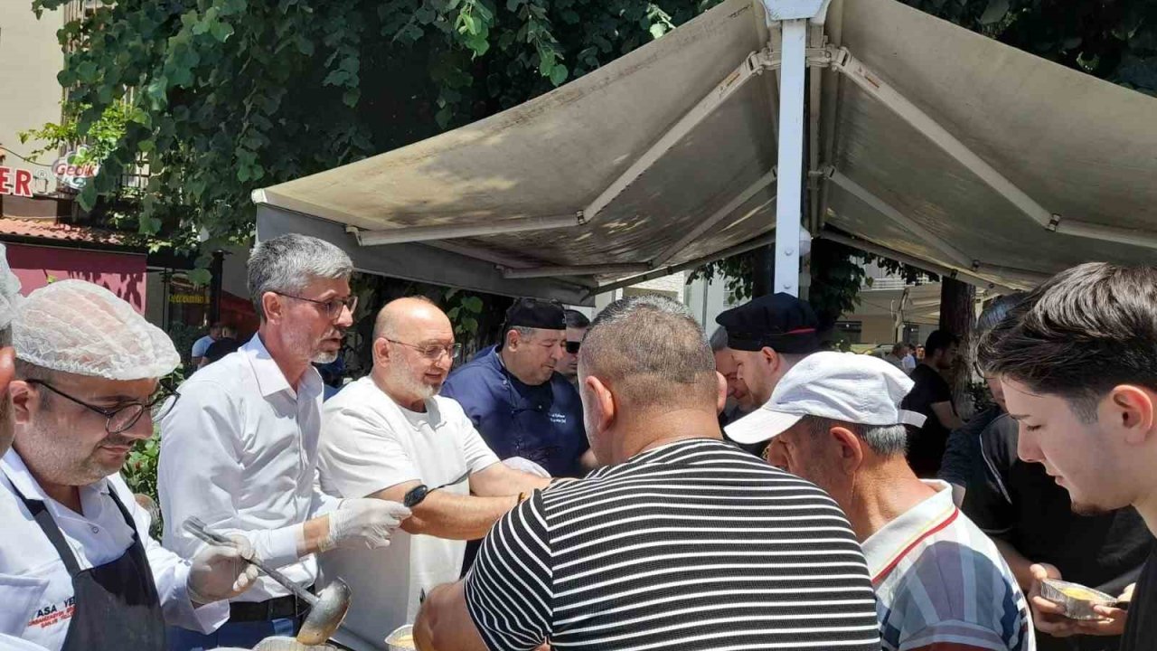 Düzce’de bin kişinin ağzı AK Parti tarafından dağıtılan aşure ile tatlandı