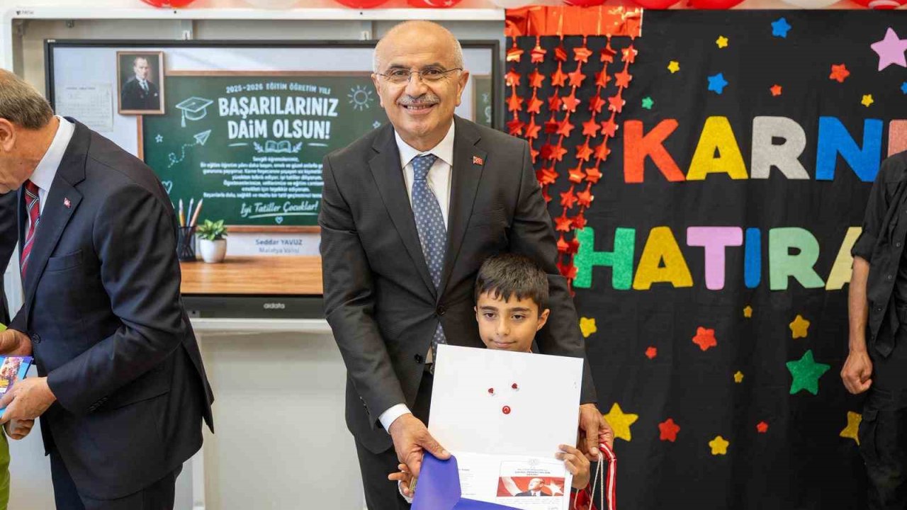 Başkan Er öğrencilerin karne heyecanına ortak oldu