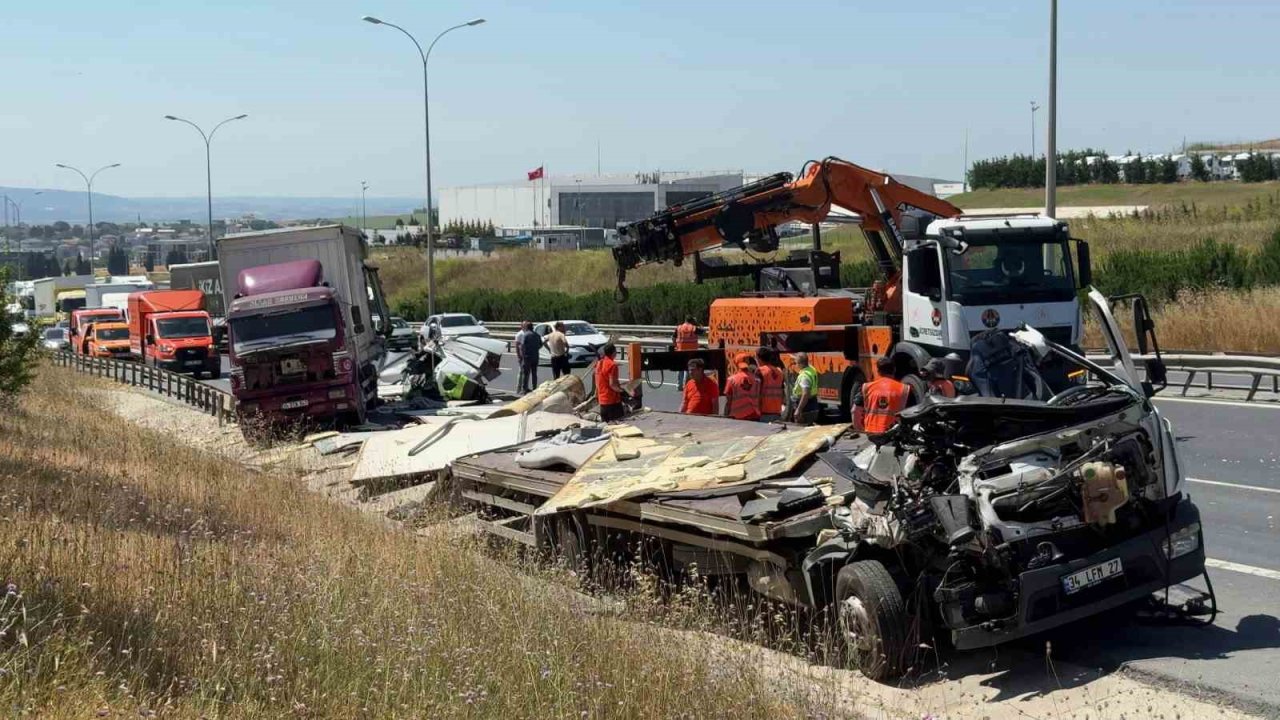 Büyükçekmece’de 4 aracın karıştığı zincirleme kaza: 1 yaralı
