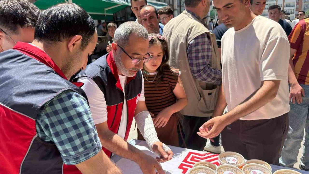 Tarihi Çapanoğlu Camii’nde aşure ikramı