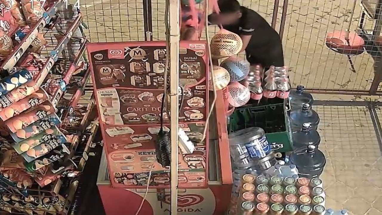 Marketin kapısını kırıp içeri giren çocuklar, marketi talan etti