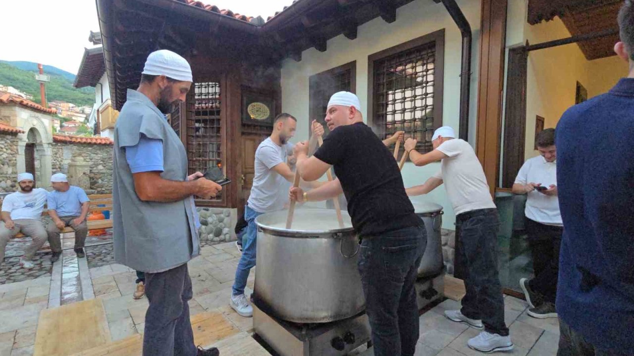 Kosova’da Osmanlı mirası tekkede aşure kazanları kaynatıldı