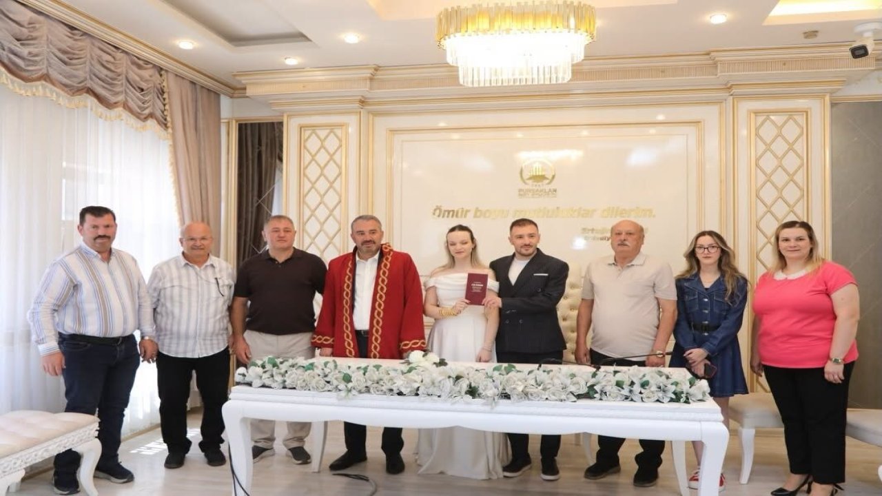 Belediyeden popüler tarihte nikah kıyan çiftlere jest