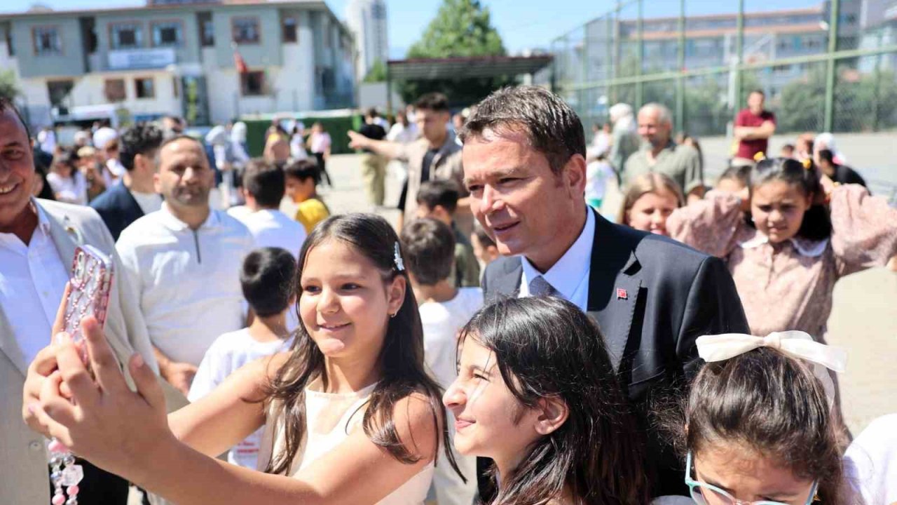Başkan Erkan Aydın öğrencilere karnelerini verdi