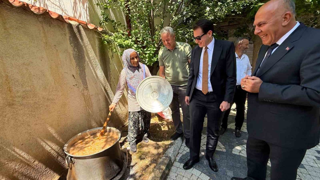 Hisarcık Şehitler Mahallesi’nde gözleme hayrı ve aşure ikramı