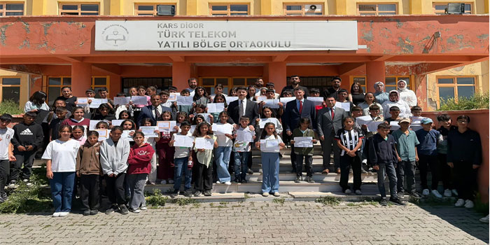 Digor’da Karne Heyecanı ve Kaymakam Kahraman’dan Okul Ziyareti