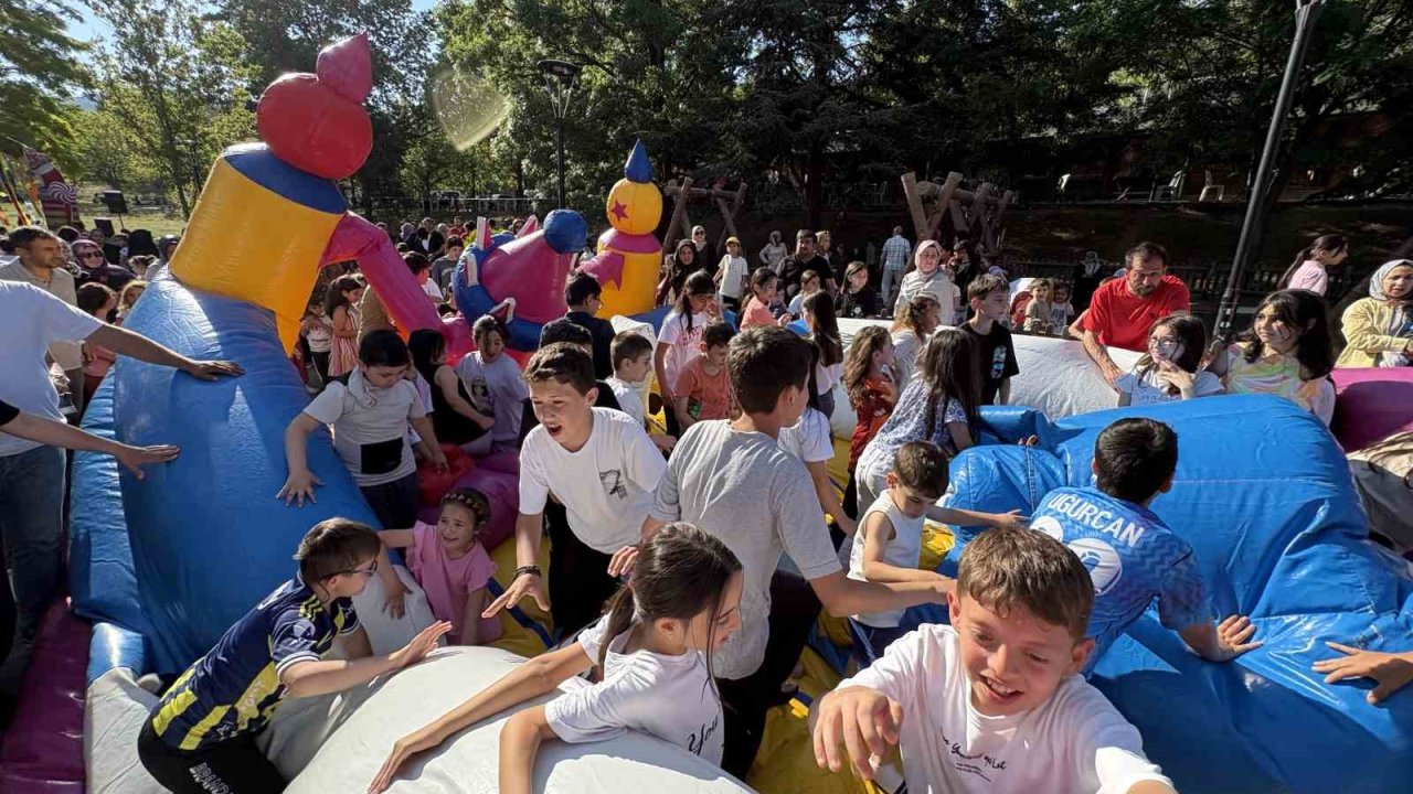 Tosya’da karnesini alan çocuklar yılın stresini şenlikte attı