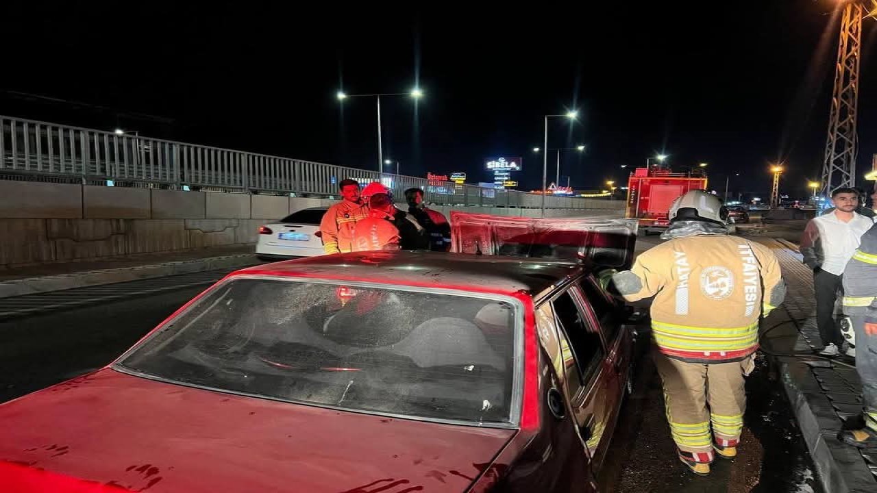 Antakya’da otomobil yangını