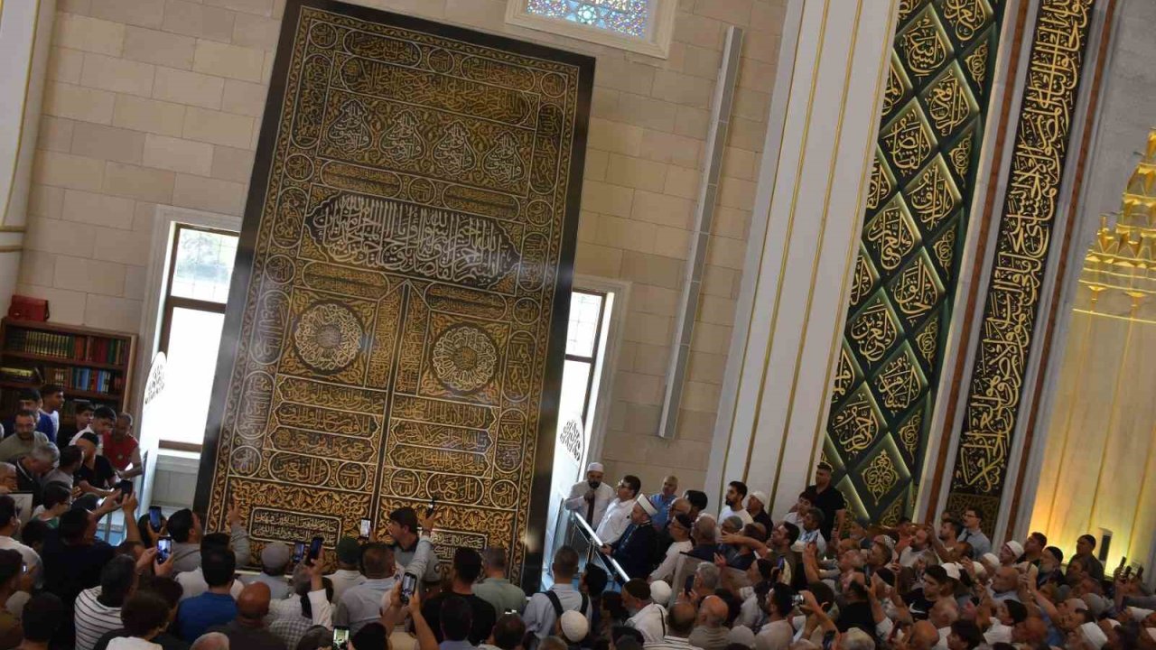 Kabe’nin kapı örtüsü Millet Cami ve Külliyesi’nde sergileniyor