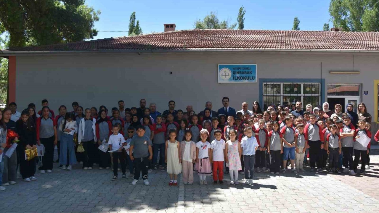 Tomarza’da protokol, öğrencilerin karne heyecanına ortak oldu